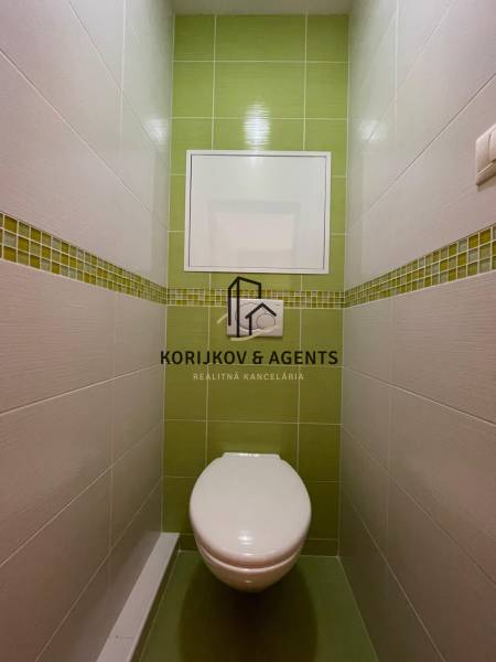 PRENÁJOM, 2 izbový byt na Dobrianskeho ulici, Humenné - Záchod v 2-izbovom byte s bielymi a zelenými kachličkami.