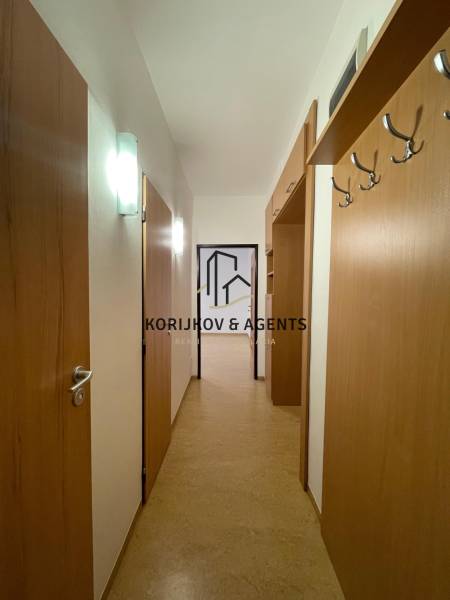 PRENÁJOM, 2 izbový byt na Dobrianskeho ulici, Humenné - Chodba v 2-izbovom byte s podlahou s dreveným dekorom a vešiakom na stene.