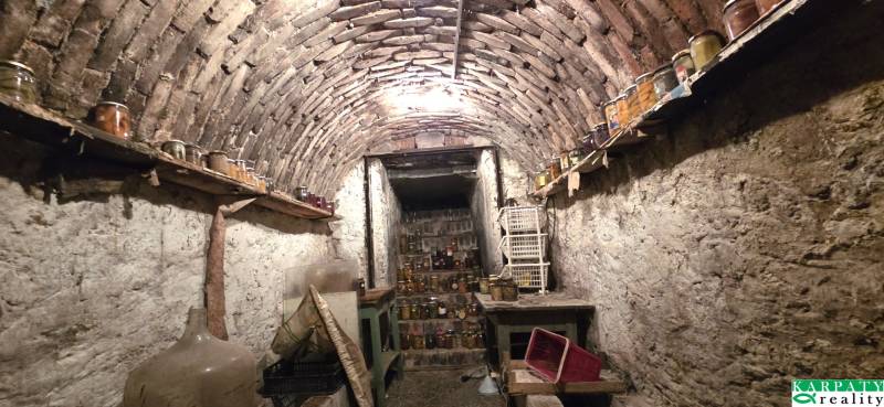 Na predaj rodinný dom Levice!. - Tradičná pivnica v rodinnom dome, plná zaváranín a starožitného nábytku.