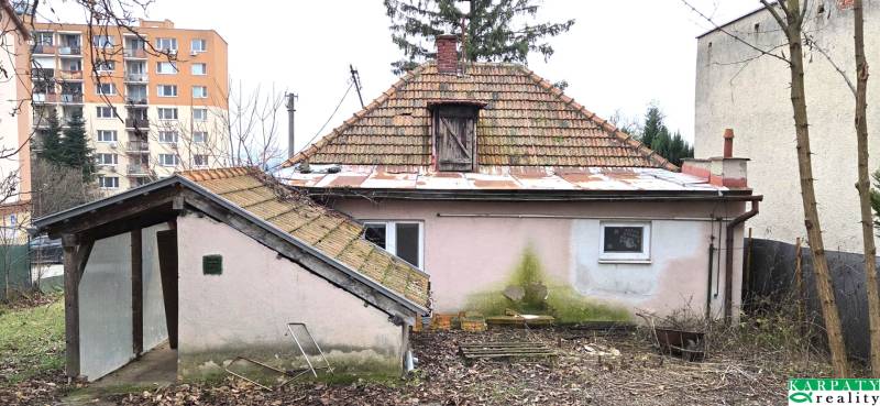 Na predaj rodinný dom Levice!. - Rodinný dom na ulici 29. augusta v Leviciach, s ošumelou fasádou a záhradou.