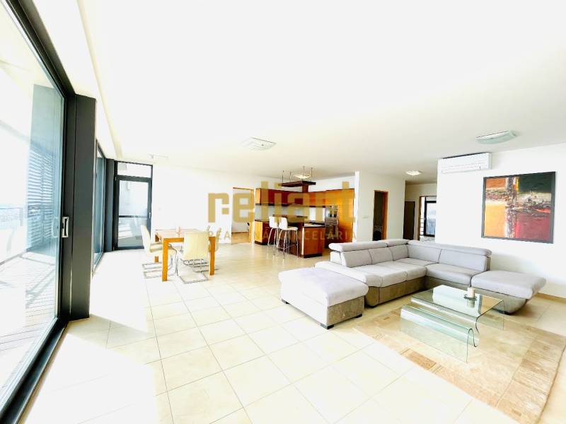 Koliba:Na prenájom 4i, lux. byt,terasa, bazén/eng.text inside - Svetlá obývacia izba v 4-izbovom byte s pohovkou a jedálenským stolom.