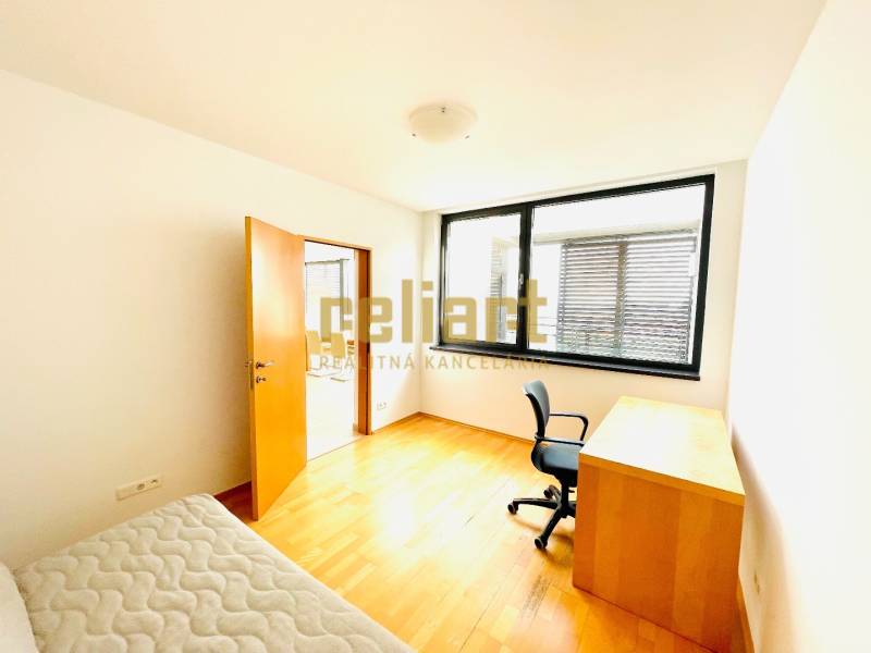 Koliba:Na prenájom 4i, lux. byt,terasa, bazén/eng.text inside - Izba v 4-izbovom byte s podlahou s dreveným dekorom, pracovný stôl a stolička.