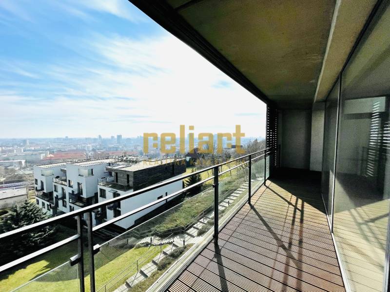 Koliba:Na prenájom 4i, lux. byt,terasa, bazén/eng.text inside - Balkón 4-izbového bytu na Zlatej nohe ponúka výhľad na Bratislavu - Nové Mesto.