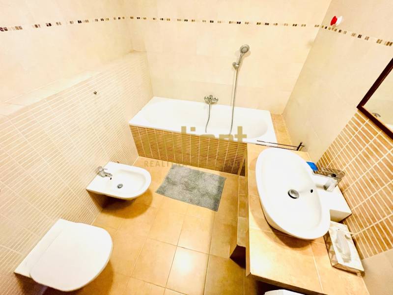 Koliba:Na prenájom 4i, lux. byt,terasa, bazén/eng.text inside - Kúpeľňa v 4-izbovom byte s vaňou, bidetom a umývadlom v svetlých odtieňoch.