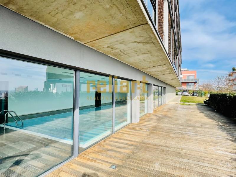 Koliba:Na prenájom 4i, lux. byt,terasa, bazén/eng.text inside - Exteriér 4-izbového bytu so sklenenou fasádou na ulici Na Zlatej nohe, Bratislava - Nové Mesto.