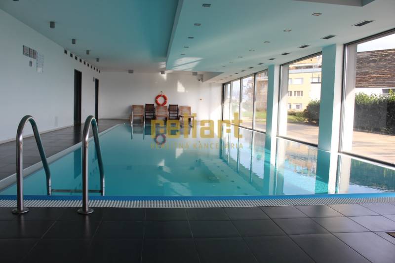 Koliba:Na prenájom 4i, lux. byt,terasa, bazén/eng.text inside - Interiérový bazén s ležadlami v 4-izbovom byte.