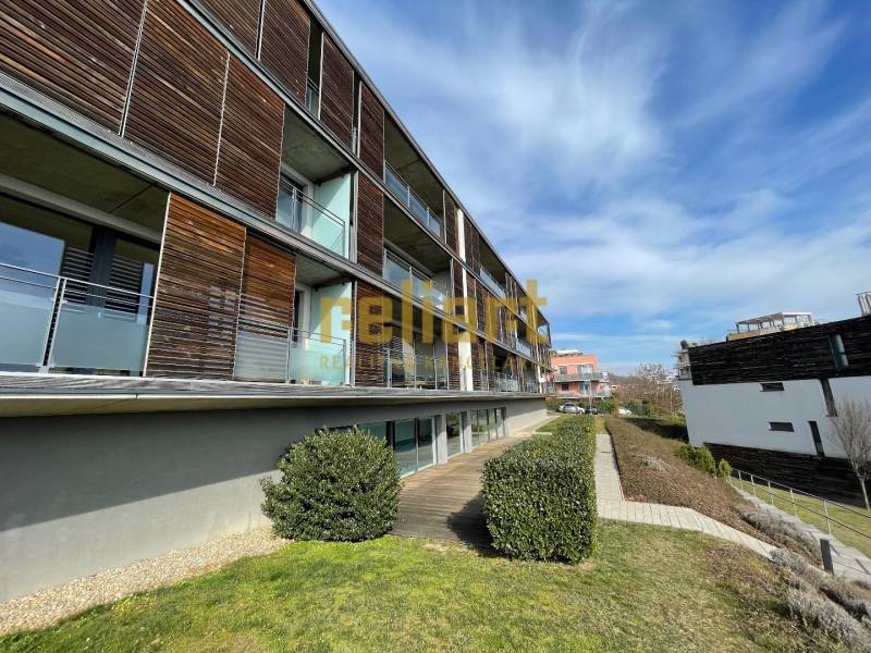 Koliba:Na prenájom 4i, lux. byt,terasa, bazén/eng.text inside - Bytový dom s drevenými prvkami a záhradou v Bratislave - Novom Meste na ulici Na Zlatej nohe.