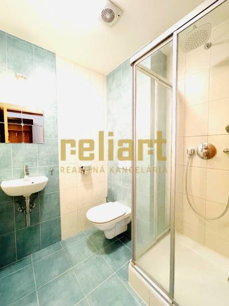 Koliba:Na prenájom 4i, lux. byt,terasa, bazén/eng.text inside - Kúpeľňa s toaletou, sprchovacím kútom a umývadlom v 4-izbovom byte.