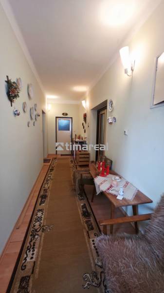 4i rodinný dom s garážou, 8á pozemok s vlastnou studňou, Križovany - Chodba v Rodinnom dome s dekoratívnymi taniermi na stene a kobercom.