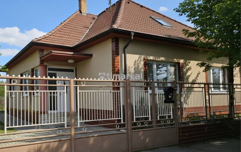 4i rodinný dom s garážou, 8á pozemok s vlastnou studňou, Križovany - Rodinný dom v Križovanoch nad Dudváhom s murovaným plotom a šikmou strechou.