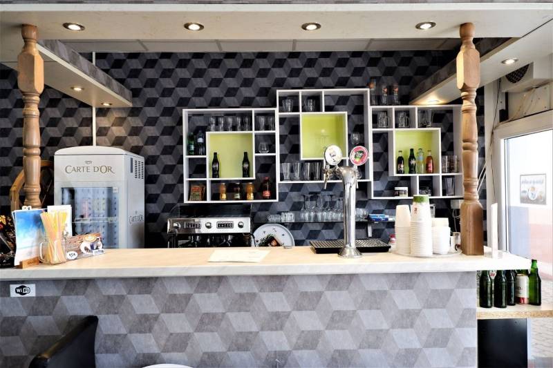 Kaviareň v Top lokalite mesta Šaľa na predaj - Barový pult s nápojmi a pivnými kohútikmi v obchodných priestoroch.