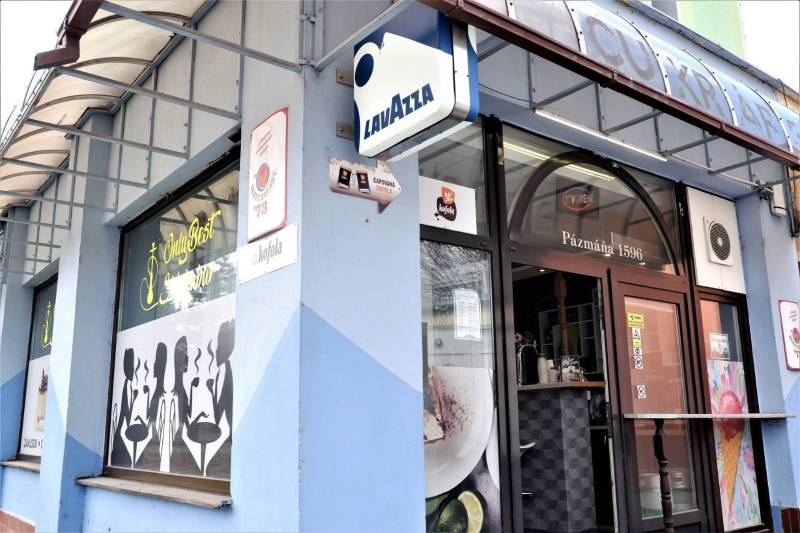 Kaviareň v Top lokalite mesta Šaľa na predaj - Exteriér obchodných priestorov v Šali s kaviarenskými motívmi na výklade.