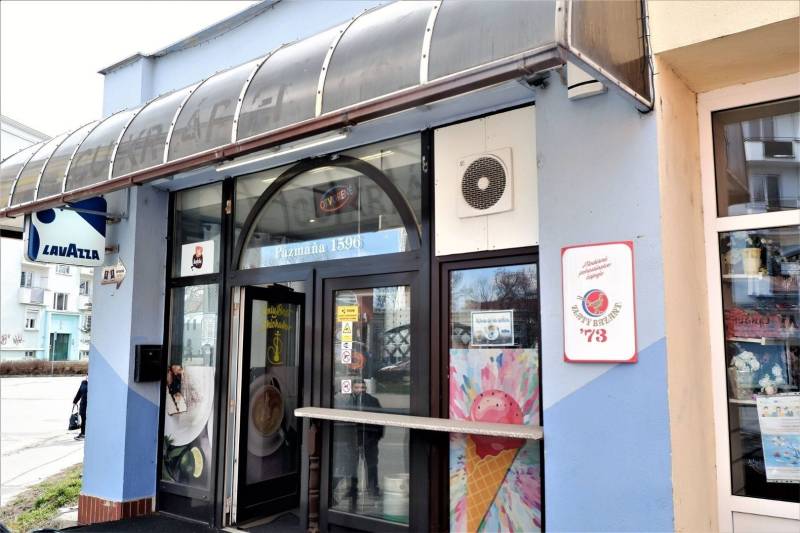 Kaviareň v Top lokalite mesta Šaľa na predaj - Vstup do obchodných priestorov v Šali so značkami Lavazza a Happy Brezhnev zmrzlina.