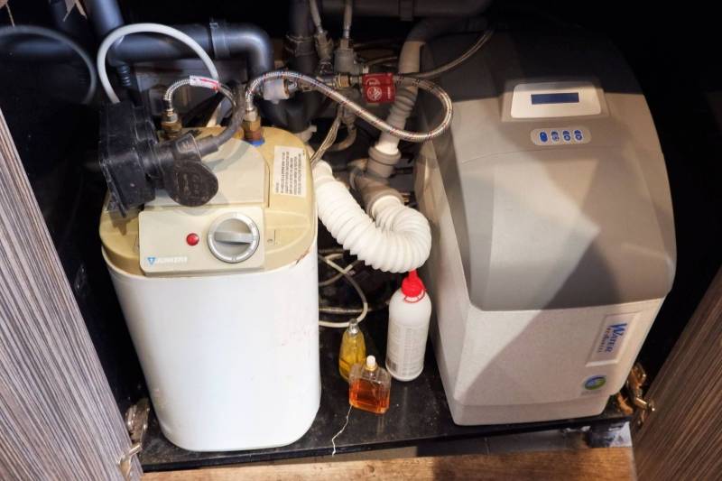 Kaviareň v Top lokalite mesta Šaľa na predaj - Technológia na úpravu vody v obchodných priestoroch, vrátane trubiek a fliaš na údržbu.