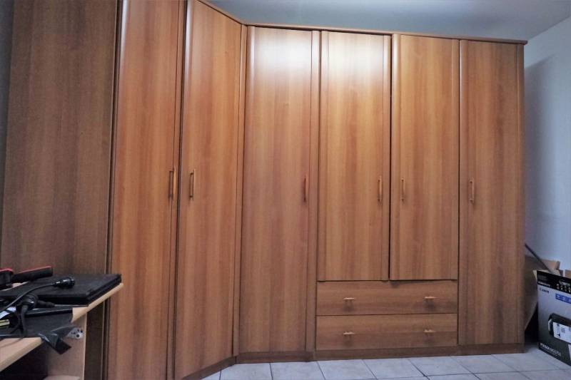 Prevádzková budova-AUTOSERVIS na predaj vo Veľkých Úľanoch - Rohová skriňa s dreveným dekorom vo výrobných priestoroch.