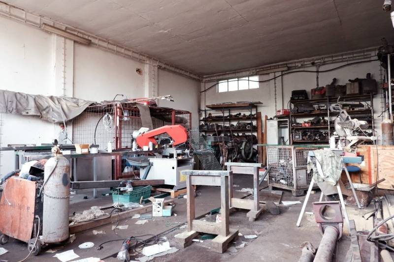 Prevádzková budova-AUTOSERVIS na predaj vo Veľkých Úľanoch - Pohľad do výrobných priestorov s dielenským zariadením, stoličkami a nástrojmi.