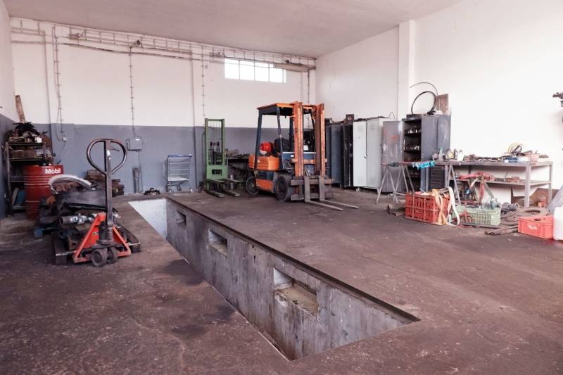 Prevádzková budova-AUTOSERVIS na predaj vo Veľkých Úľanoch - Výrobné priestory so zdvíhacou plošinou a vysokozdvižným vozíkom, vybavenie na údržbu a opravy.