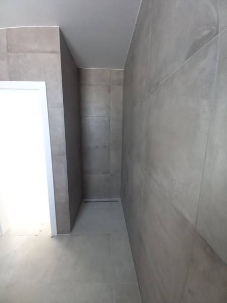 POSLEDNÁ Novostavba 4-izb rodinného domu v lukratívnej časti mesta - Kúpeľňa v rodinnom dome s veľkoformátovými dlaždicami a sprchovou zónou bez vaničky.