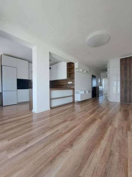 REZERVOVANÝ! Nová cena! Moderný 2-izbový byt – Galanta, sídlisko West - Interiér 2-izbového bytu s podlahou s dreveným dekorom a vstavanými skrinkami.