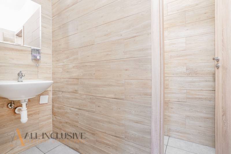 ALL INCLUSIVE I PODNIKATEĽSKÝ PRIESTOR 18 M2 NA PRENÁJOM GALANTA    - Interiér kancelárie s umývadlom, drevenými stenami a otvorenými dverami.