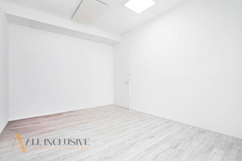 ALL INCLUSIVE I PODNIKATEĽSKÝ PRIESTOR 18 M2 NA PRENÁJOM GALANTA    - Interiér s bielymi stenami a podlahou s dreveným dekorom v kancelárii.