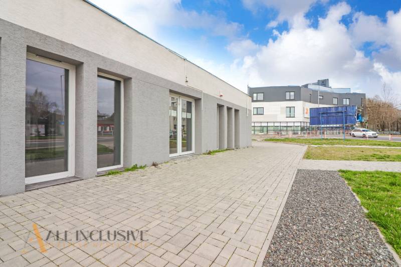 ALL INCLUSIVE I PODNIKATEĽSKÝ PRIESTOR 18 M2 NA PRENÁJOM GALANTA    - Na ulici Vajanského, vedľa obchodné priestory s modernou architektúrou a spevnenými chodníkmi.