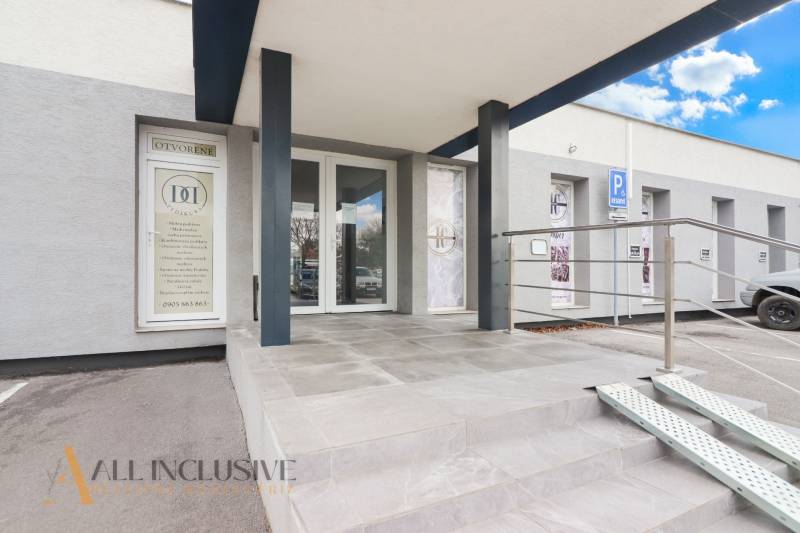 ALL INCLUSIVE I PODNIKATEĽSKÝ PRIESTOR 18 M2 NA PRENÁJOM GALANTA    - Vchod obchodných priestorov na ulici Vajanského, s bezbariérovým prístupom a parkovacím miestom.