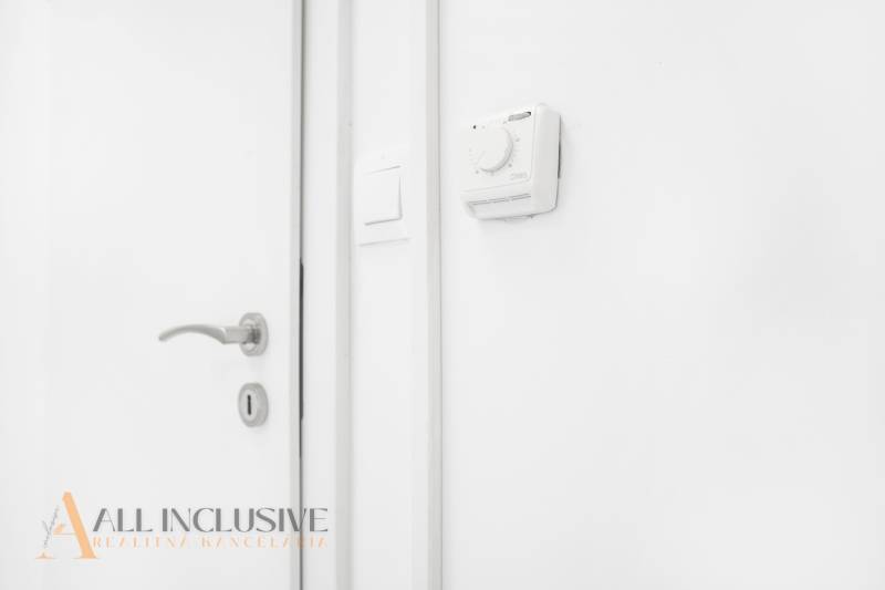 ALL INCLUSIVE I PODNIKATEĽSKÝ PRIESTOR 18 M2 NA PRENÁJOM GALANTA    - Biela stena s termostatom a kľučkou v Kancelárii.