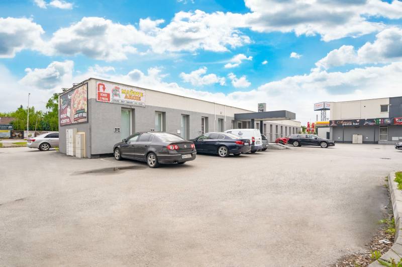 ALL INCLUSIVE I PODNIKATEĽSKÝ PRIESTOR 18 M2 NA PRENÁJOM GALANTA    - Budy budov na Clementisových Sadoch v Galante so zaparkovanými vozidlami pri kanceláriách.