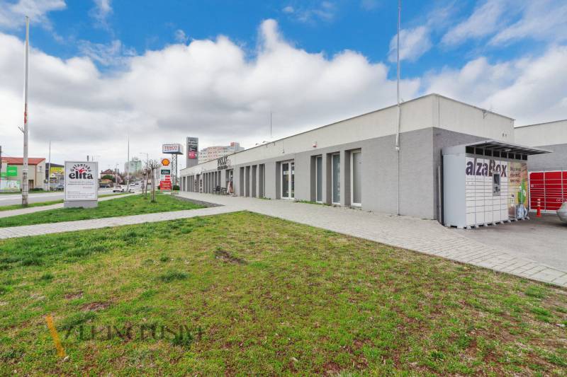 ALL INCLUSIVE I PODNIKATEĽSKÝ PRIESTOR 18 M2 NA PRENÁJOM GALANTA    - Na ulici Vajanského sú obchodné priestory, vedľa chodníka je zelený trávnik.