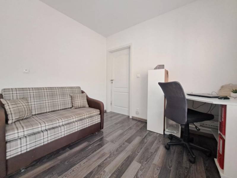 Predvianočná zľava! Na predaj krásny 4izb dom v obci Čierny Brod  - Pohovka a pracovný stôl v rodinnom dome s podlahou s dreveným dekorom.