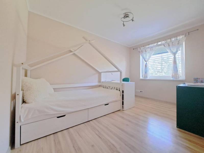 Predvianočná zľava! Na predaj krásny 4izb dom v obci Čierny Brod  - Detská izba v rodinnom dome s posteľou v tvare domčeka a podlahou s dreveným dekorom.