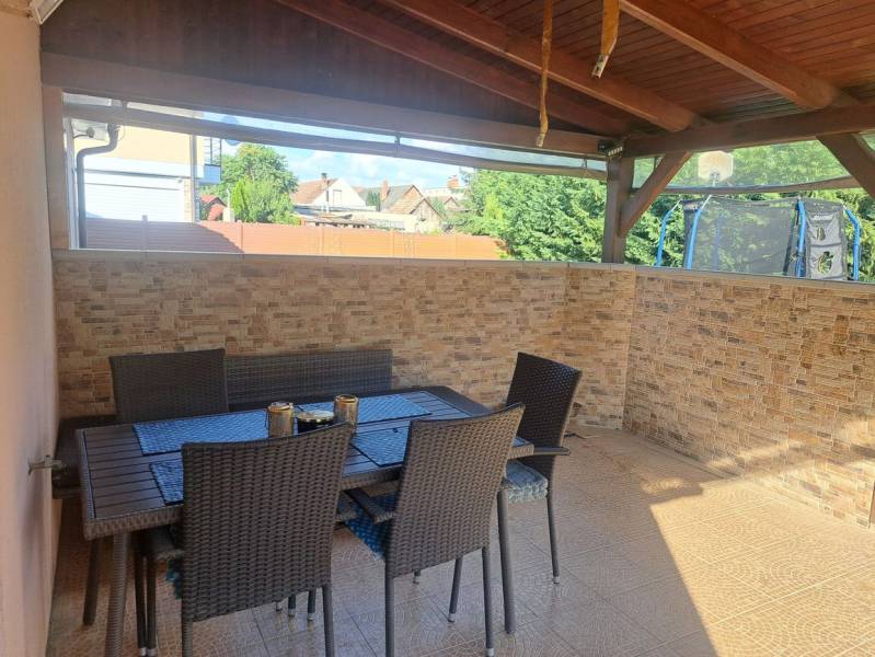 Predvianočná zľava! Na predaj krásny 4izb dom v obci Čierny Brod  - Terasa pri rodinnom dome v Čiernom Brode s posedením z umelého ratanu.