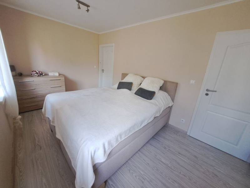 Predvianočná zľava! Na predaj krásny 4izb dom v obci Čierny Brod  - Spálňa v rodinnom dome s posteľou, komodou a podlahou s dreveným dekorom.