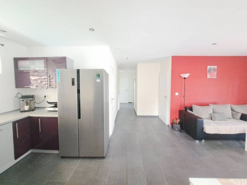 Predvianočná zľava! Na predaj krásny 4izb dom v obci Čierny Brod  - Kuchyňa s fialovými skrinkami a sivou podlahou v rodinnom dome.