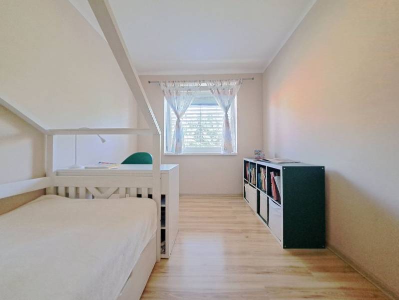 Predvianočná zľava! Na predaj krásny 4izb dom v obci Čierny Brod  - Izba rodinného domu s posteľou, knihovničkou a podlahou s dreveným dekorom.