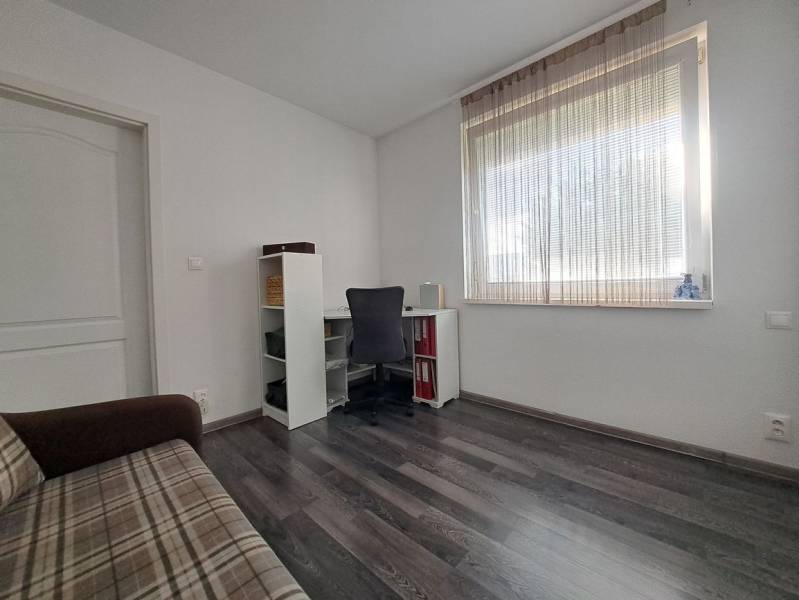 Predvianočná zľava! Na predaj krásny 4izb dom v obci Čierny Brod  - Izba v rodinnom dome s podlahou s dreveným dekorom, stolom, stoličkou a pohovkou.