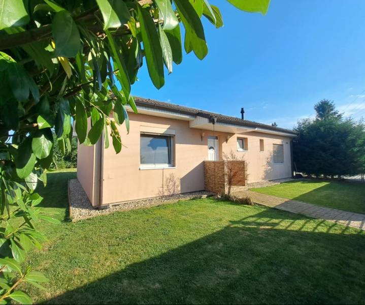 Predvianočná zľava! Na predaj krásny 4izb dom v obci Čierny Brod  - Rodinný dom v Čiernom Brode obklopený zeleňou a udržiavaným trávnikom.