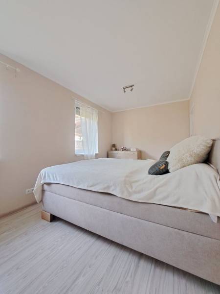 Predvianočná zľava! Na predaj krásny 4izb dom v obci Čierny Brod  - Svetlá spálňa v rodinnom dome s pohodlnou posteľou a podlahou s dreveným dekorom.