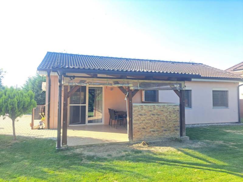 Predvianočná zľava! Na predaj krásny 4izb dom v obci Čierny Brod  - Rodinný dom v Čiernom Brode s terasou, záhradou a pergolou, obklopený zeleným trávnikom.