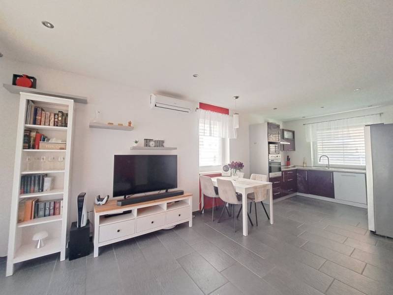 Predvianočná zľava! Na predaj krásny 4izb dom v obci Čierny Brod  - Obývacia izba v rodinnom dome s televízorom, kuchynským kútom a stolom s tromi stoličkami.