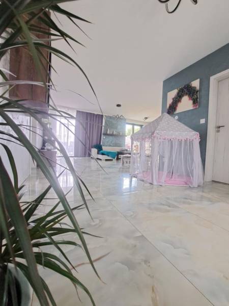 Neodolateľná ponuka! 4-izbová novostavba Galanta-Kolónia za super cenu - Interiér rodinného domu so stanom pre deti na lesklej podlahe a rastlinami.