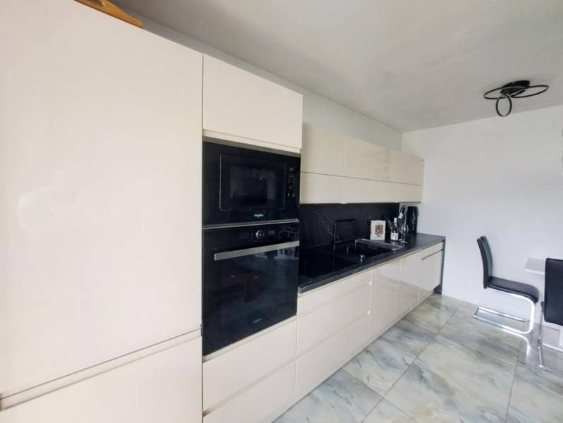 Neodolateľná ponuka! 4-izbová novostavba Galanta-Kolónia za super cenu - Kuchyňa v rodinnom dome s lesklou linkou a zabudovanými spotrebičmi, podlaha s mramorovým vzorom.