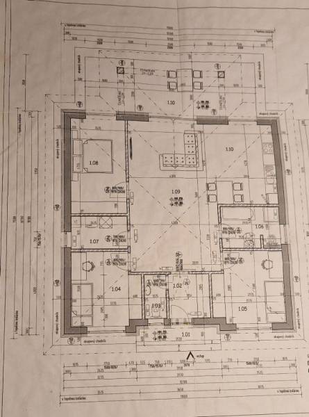 Neodolateľná ponuka! 4-izbová novostavba Galanta-Kolónia za super cenu - Pôdorys rodinného domu s rozložením miestností a nábytkovým vybavením.