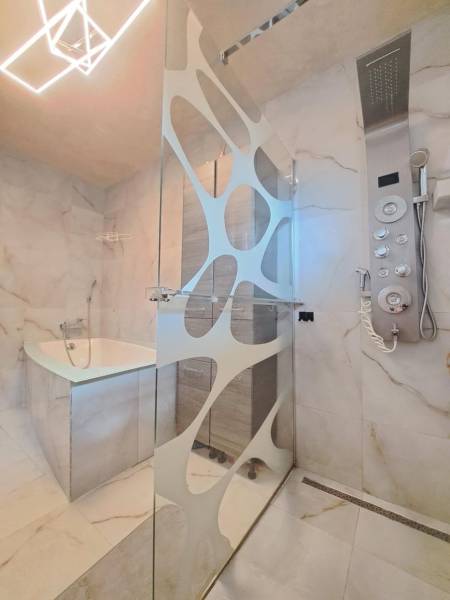 Neodolateľná ponuka! 4-izbová novostavba Galanta-Kolónia za super cenu - Kúpeľňa s moderným sprchovým kútom, vaňou a dizajnovým osvetlením v rodinnom dome.