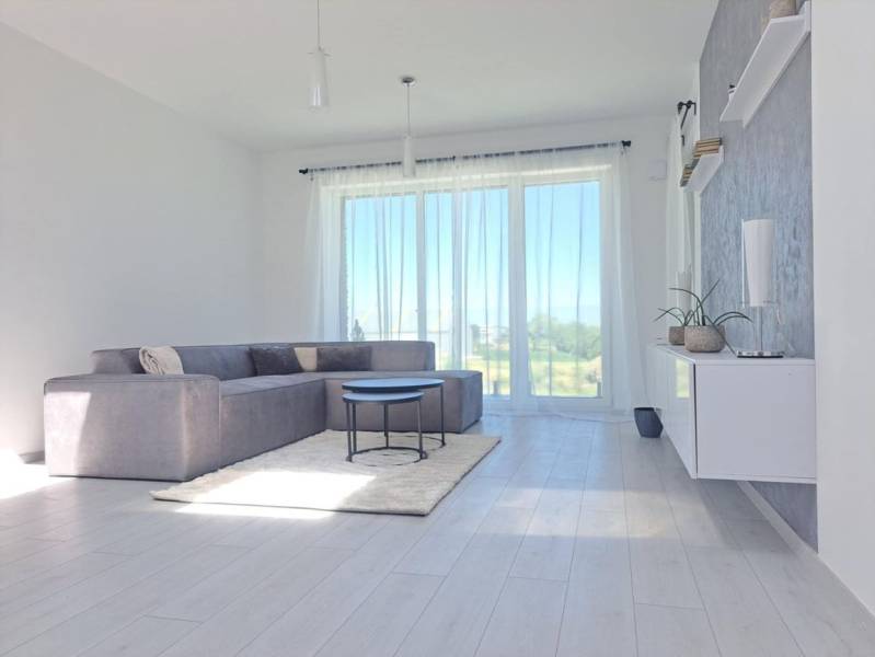 SKOLAUDOVANÉ! Novostavba 2-3 izbových bytov s pozemkom Richtárske pole - Svetlá obývačka v 2-izbovom byte s veľkými oknami a podlahou s dreveným dekorom.