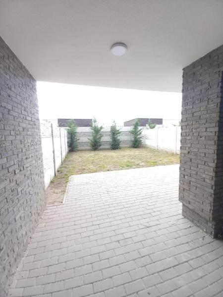 SKOLAUDOVANÉ! Novostavba 2-3 izbových bytov s pozemkom Richtárske pole - Spevnená terasa a malá záhrada v Galante pri 2-izbovom byte.