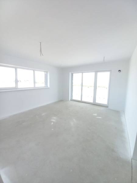 SKOLAUDOVANÉ! Novostavba 2-3 izbových bytov s pozemkom Richtárske pole - Priestranná izba v 2-izbovom byte so svetlými stenami a veľkými oknami.