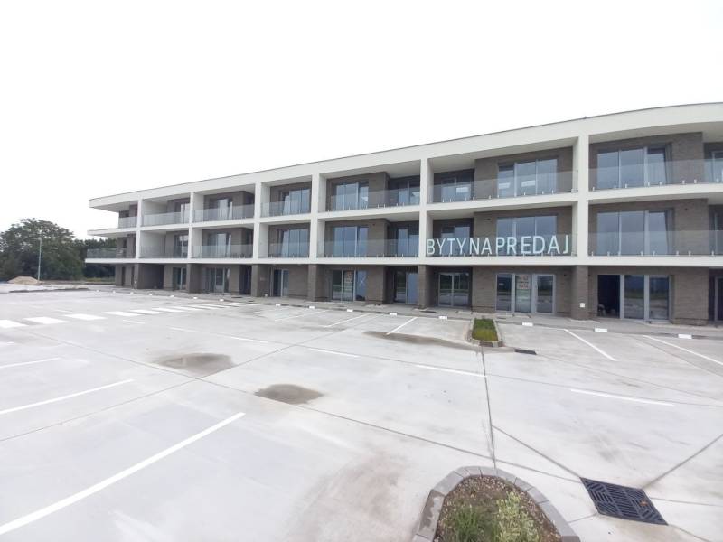 SKOLAUDOVANÉ! Novostavba 2-3 izbových bytov s pozemkom Richtárske pole - Novostavba s balkónmi v Galante pre 2-izbové byty, prázdne parkovisko.