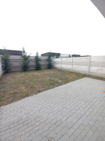 SKOLAUDOVANÉ! Novostavba 2-3 izbových bytov s pozemkom Richtárske pole - Spevnená plocha a oplotená záhrada pri 2-izbovom byte v Galante.